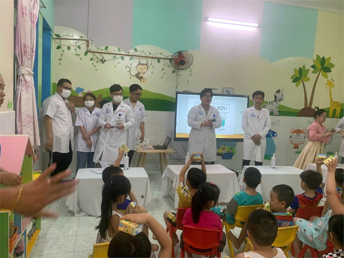 Trường MN Phường 8 phối kết hợp với y tế phường 8 hướng dẫn cho trẻ thao tác rửa tay theo 6 bước nhằm đẩy mạnh công tác phòng chống dịch bệnh tay chân miệng và sốt xuất huyết, hướng dẫn chải răng đúng cách tại đơn vị.