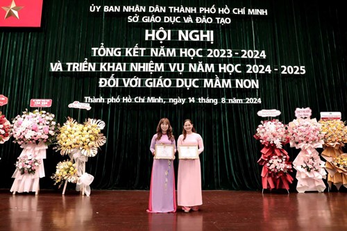 Cô Nguyễn Việt Hà - Hiệu trưởng và cô Lại Thị Ngà Hoa - tổ trưởng, Giáo viên Trường Mầm non Rạng Đông 11 nhận khen thưởng tại Hội nghị Tổng kết Năm học 2023-2024 và triển khai nhiệm vụ năm học 2024-2025 do Sở Giáo dục và Đào tạo Thành phố Hồ Chí Minh tổ chức.