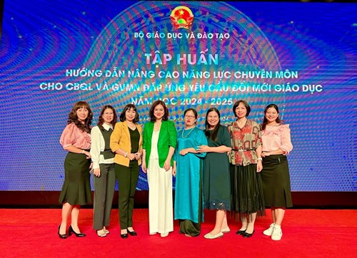 Cô Nguyễn Việt Hà - Hiệu trưởng và Cô Lại Thị Ngà Hoa - Tổ trưởng - Giáo viên Trường Mầm non Rạng Đông 11 tham gia tập huấn tại TP Hạ Long, tỉnh Quãng Ninh