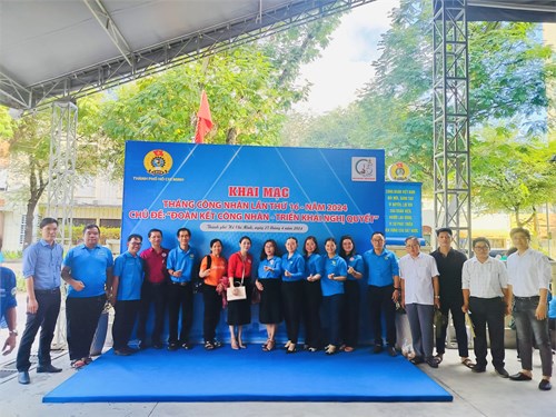 Đại diện Ban Chấp hành CĐCS Trường Mầm non Rạng Đông 11 Cô Lại Thị Ngà Hoa tham dự khai mạc Tháng Công nhân lần thứ 16 năm 2024.