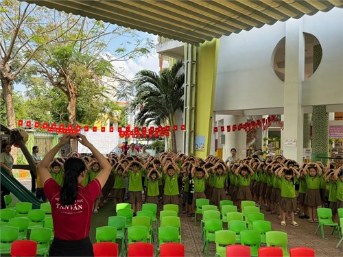 Trường Mầm non Rạng Đông 11 kết hơp Hệ thống Giáo dục Tân Văn tổ chức sân chơi Vui Học Tiếng Anh cho trẻ Mẫu giáo.
