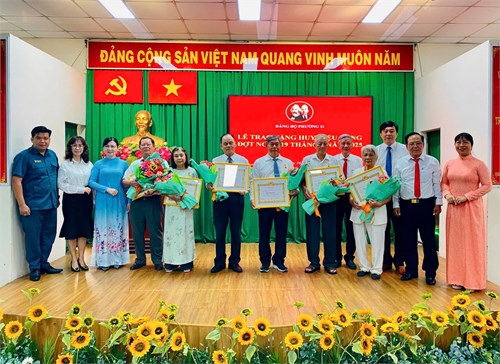 ☘️Thực hiện theo Chương trình công tác năm 2025 của Đảng bộ phường 11, vào lúc 08 giờ 30 ngày 16 tháng 5 năm 2025 tại Hội trường Ủy ban nhân dân Phường 11 (Số 17 đường số 4, Phường 11, Quận 6) diễn ra Lễ trao tặng Huy hiệu Đảng nhân kỷ niệm 135 năm ngày sinh Chủ tịch Hồ Chí Minh (19/5/1890 – 19/5/2025).