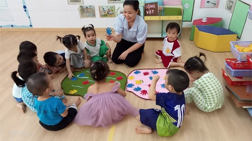 Giờ học  Nhận biết màu Xanh- Màu Đỏ  do Giáo viên Trần Lê Hồng Ngọc - Lớp sóc Nâu