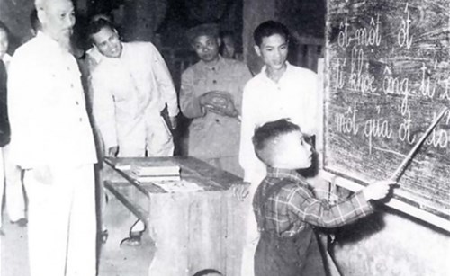 Câu chuyện về Bác Hồ tháng 9 :  NHIỆM VỤ NẶNG NỀ NHƯNG HẾT SỨC VINH QUANG CỦA CÔ GIÁO  