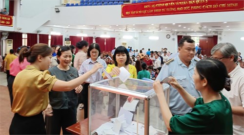 Cán bộ, công chức, viên chức của các cơ quan quận ủy - ủy ban nhân dân - ủy ban mặt trận tổ quốc và các đoàn thể quận 5 đóng góp 150 triệu đồng ủng hộ đồng bào bị thiệt hại do bão số 3 gây ra