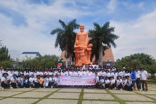 Chi bộ MN Sơn Ca: Đại diện Đảng viên thuộc Chi bộ MN Sơn Ca tham dự Hành trình về nguồn thăm di tích lịch sử Trường Dục Thanh, Thành phố Phan Thiết, tỉnh Bình Thuận.