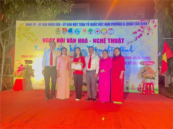 Chi bộ Trường MN Sơn Ca: Tham gia Hội thi trang trí  Góc phố chào Xuân- Đón Tết nghĩa tình   do UBND Phường 06 quận Tân Bình tổ chức.