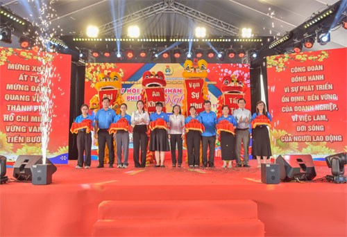CĐCS Trường MN Sơn Ca: Ngày 20/01/2025, đại diện CĐV thuộc CĐCS Trường MN Sơn Ca tham dự và hỗ trợ LĐLĐ Q.TB nhân  Ngày hội công nhân -Phiên chợ Nghĩa tình Xuân Ất Tỵ 2025. 