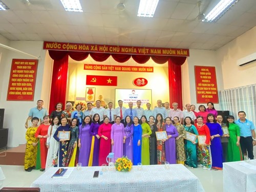 Trường MN Sơn Ca: Chiều ngày 18/11/2024, đại diện trường MN Sơn Ca tham dự Họp mặt kỷ niệm 94 năm ngày thành lập Mặt trận Dân tộc thống nhất Việt Nam, ngày truyền thống Mặt trận Tổ quốc Việt Nam (18/11/1930 – 18/11/2024) do Ủy ban MTTQ Phường 6 tổ chức.