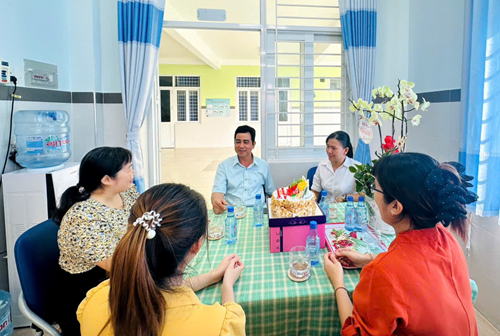 Trường MN Sơn Ca: Sáng ngày 19/11, Tập thể Sư Phạm Trường Mầm Non Sơn Ca được vinh dự đón tiếp Đại diện Trạm y tế phường 06 quận Tân Bình đến thăm và chúc mừng tập thể tại trường nhân kỷ niệm ngày Nhà giáo Việt Nam 20/11/2024.