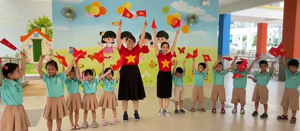 Trường MN Sơn Ca: Cô và trẻ tham gia bài tập thể dục hưởng ứng  Ngày hội thể dục thể thao mừng kỷ niệm 50 năm giải phóng miền Nam thống nhất đất nước .