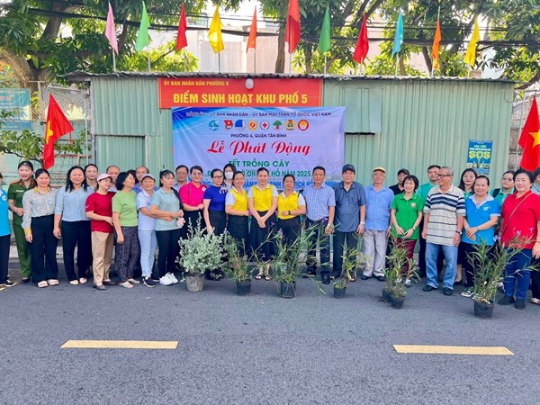 Trường MN Sơn Ca: Đại diện trường MN Sơn Ca tham dự Lễ phát động  Tết trồng cây đời đời nhớ ơn Bác Hồ  do Đảng ủy - Ủy ban nhân dân - Ủy ban Mặt trận Tổ quốc và các tổ chức chính trị - xã hội phường 6 quận Tân Bình tổ chức.