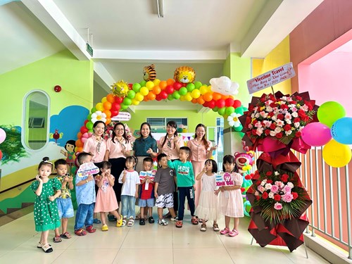 Trường MN Sơn Ca: Tổ chức khai giảng cho các bé-chụp hình lưu niệm cô và bé lớp Chồi nhân ngày khai giảng đầu năm học 2024-2025.