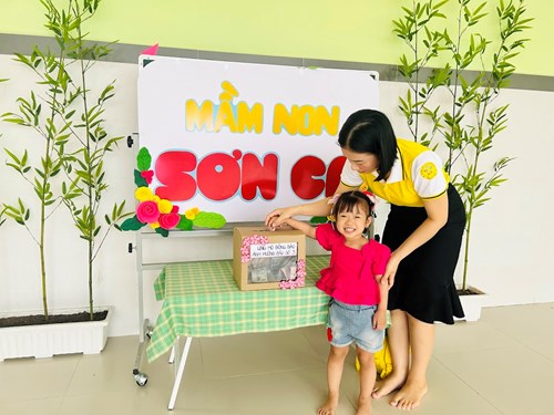 Trường MN Sơn Ca: Phụ huynh và các bé trường MN Sơn Ca tham gia ủng hộ đồng bào miền Bắc bị ảnh hưởng do bão Yagi.