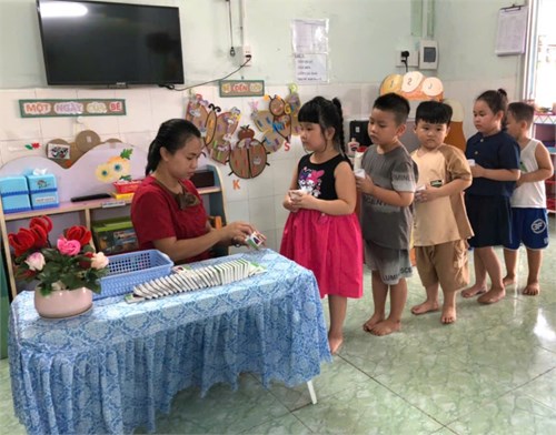 Chiều ngày 25/10 trường MN Tân Hiệp tổ chức cho trẻ uống thuốc tẩy giun định kỳ