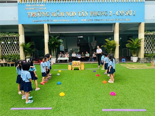 Thao giảng “Tổ chức hoạt động ngoài trời” cho trẻ 5 - 6 tuổi