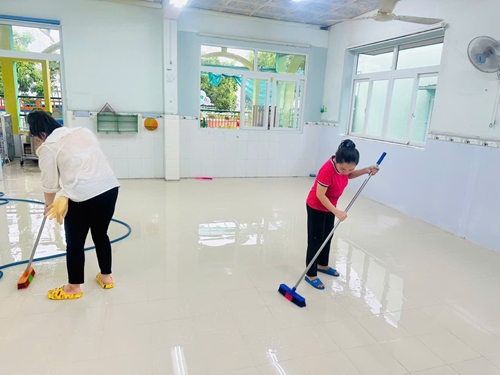 Tập thể giáo viên và nhân viên trường Mầm non Tân Phú tổng vệ sinh môi trường trong lớp và ngoài lớp chuẩn bị cho năm học mới 2024 - 2025.