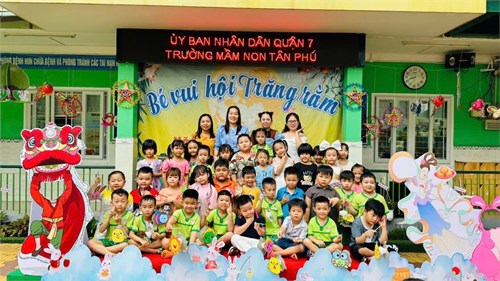 Bé vui hội trăng rằm
