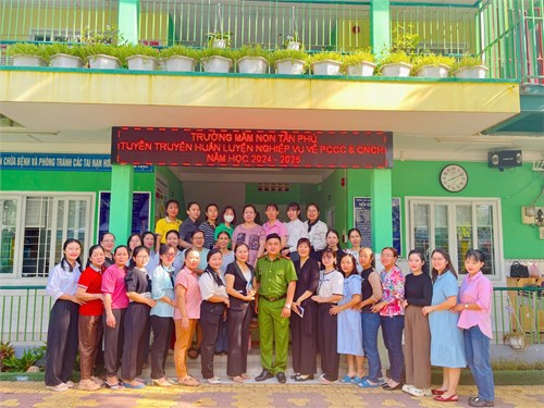 Sáng ngày 19/10/2024, Trường mầm non Tân Phú đã tổ chức buổi tập huấn phòng cháy chữa cháy (PCCC) cho toàn thể cán bộ, giáo viên, nhân viên của nhà trường.