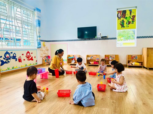 Bé học kỹ năng xếp chồng