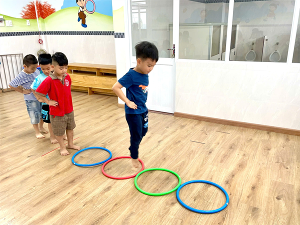 Hoạt động PTTC  Bật liên tục  của các bé lớp Lá 1