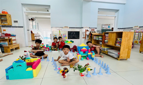 Giờ Hoạt động vui chơi trong lớp của các bé lớp Lá 2