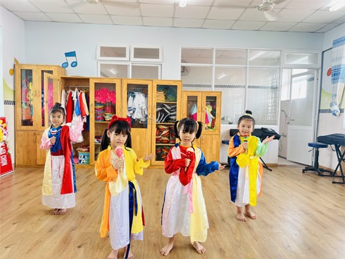Hoạt động PTTM  Tiết biểu diễn  của các bé lớp Lá 3