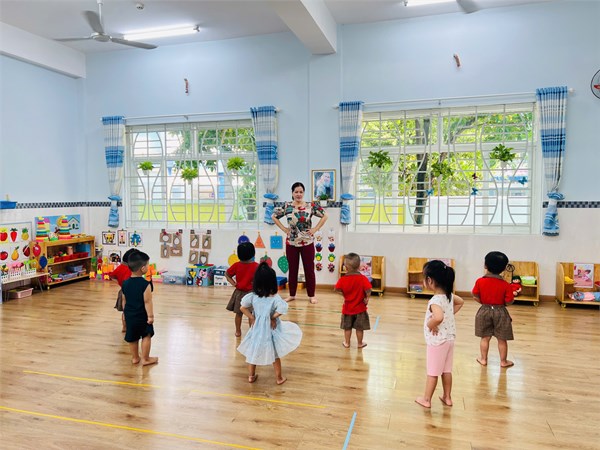 Giờ học phát triển thể chất của các bé nhóm lớp 25-36th (1)