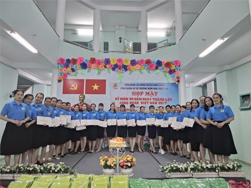 CĐCS trường Mầm non Thuỷ Tiên 1 tổ chức họp mặt Kỷ niệm 95 năm Ngày thành lập Công đoàn Việt Nam (28/7/1929 - 28/7/2024)