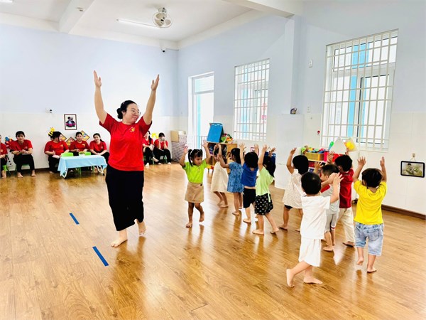 Triển khai chuyên đề  “Nâng cao năng lực tổ chức bài tập vận động cho trẻ nhà trẻ”