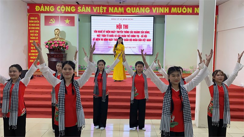 Hội thi văn nghệ kỷ niệm ngày truyền thống các ngành của Đảng, Mặt trận Tổ quốc và các Đoàn thể chính trị - xã hội và Kỷ niệm 80 năm ngày thành lập quân đội nhân dân Việt Nam - Đảng uỷ xã Bình Hưng tổ chức.