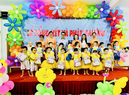 Trường mầm non Tuổi Hồng tổ chức lễ tổng kết và phát thưởng - Lễ tổng kết và ra trường cho học sinh 5 - 6 tuổi (khối Lá).