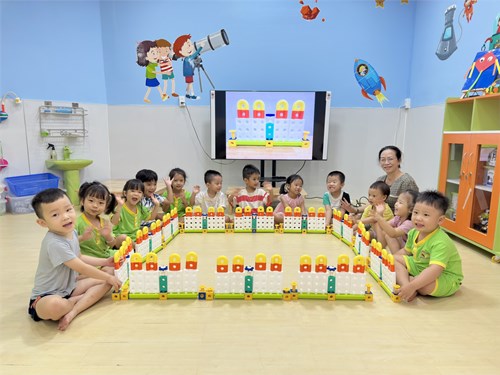 Khởi động lớp Hè 2024 của trường Mầm non Tuổi Thơ 7 là một giờ học sáng tạo Steam với đề tài:  Lắp ghép hàng rào  của các bé 3 tuổi.