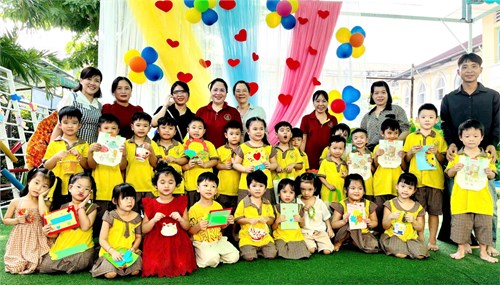 Mừng ngày Phụ nữ Việt Nam 20-10, các bé lớp Lá trang trí túi xách, vòng tay, giỏ hoa...tặng mẹ
