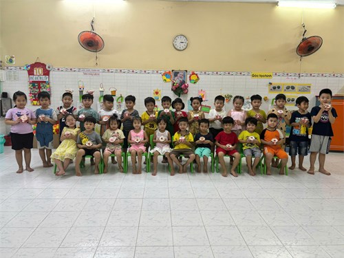 Tự tay con bắt bánh kem, trang trí bánh kem để tặng mẹ là món quà nho nhỏ con làm  cảm ơn mẹ vì tất cả 