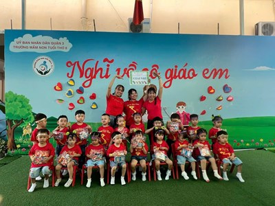 Bé tham gia hội thi :  Năng lượng mới, cả ngày vui 