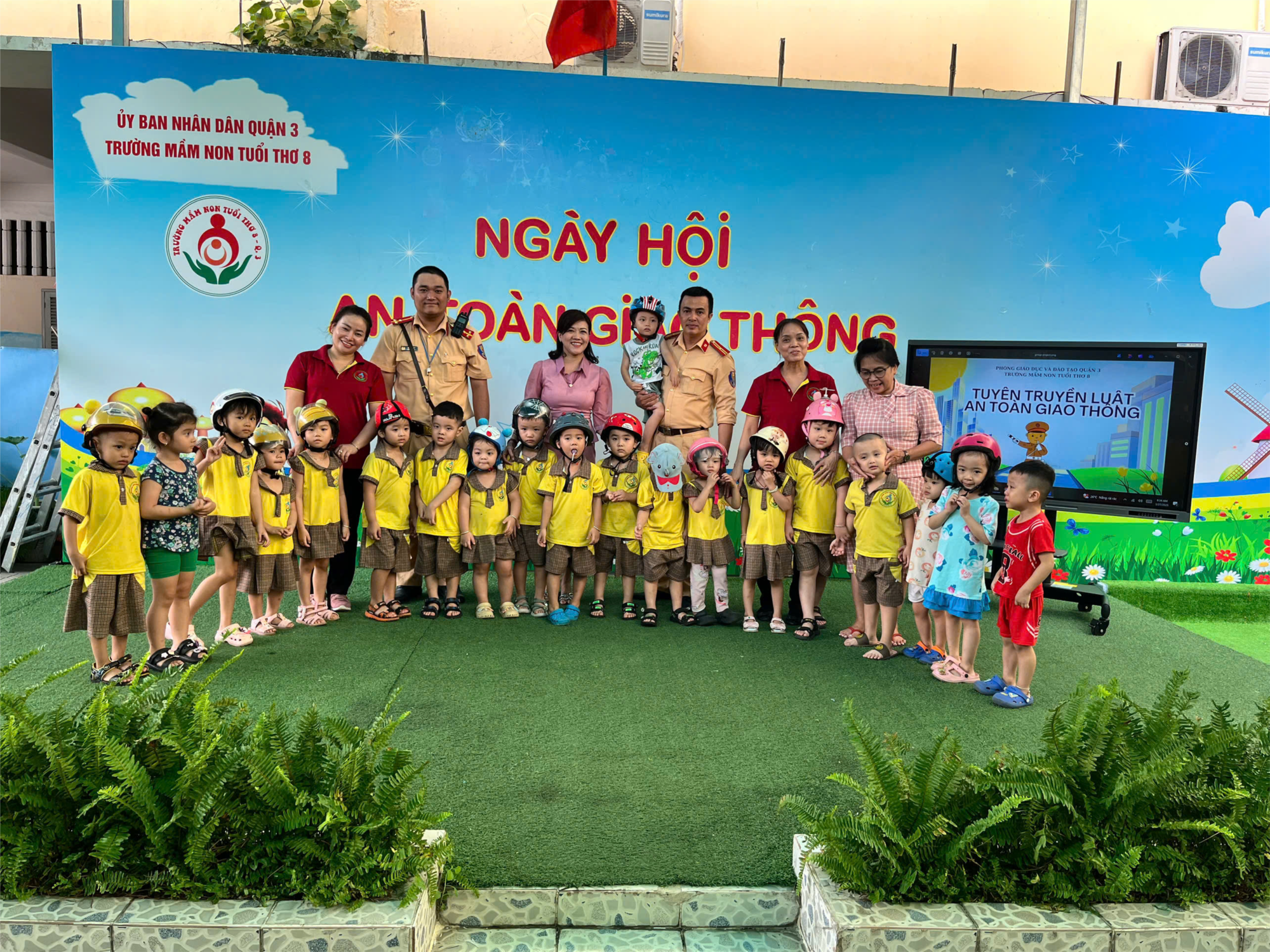 Bé tham gia ngày hội an toàn giao thông