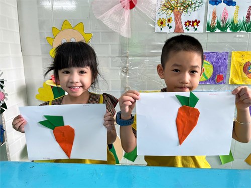Các bé lớp Chồi Gấp củ cà rốt