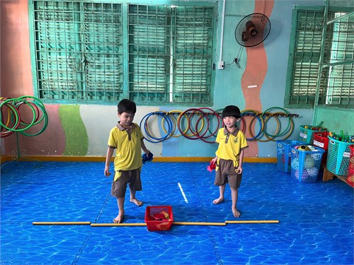 Lớp Chồi các bé học thể dục NÉM XA BẰNG 1 TAY