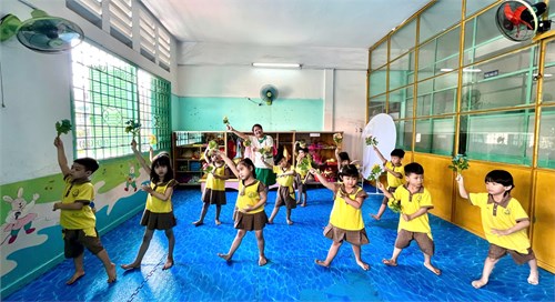 Các bé lớp Chồi tham gia hoạt động:
Dạy hát: Em yêu cây xanh
Nghe nhạc: Lý cây bông