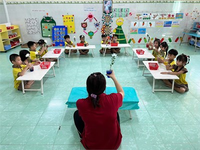 Các bé lớp Chồi tham gia hoạt động Khám phá khoa học: SỰ ĐỔI MÀU CỦA HOA