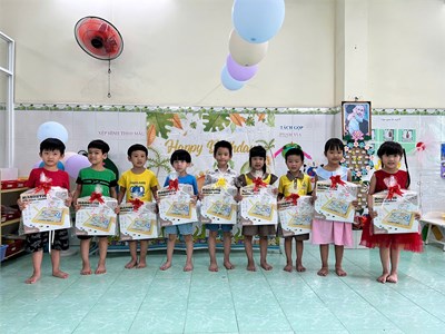 Các bé lớp Chồi tham gia Buffet mừng sinh nhật các bé có ngày sinh trong tháng 12+01+02+3