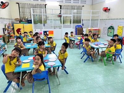 Các bé lớp Chồi làm tranh, quạt, hoa... tặng mẹ, bà, cô giáo nhân ngày Quốc tế Phụ nữ 8/3