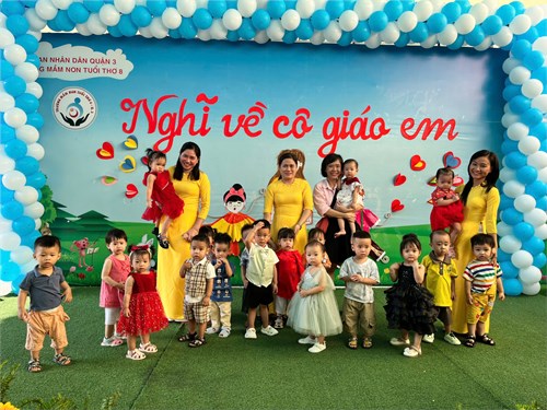 Bé tham gia lễ hội  nghĩ về cô giáo em 
