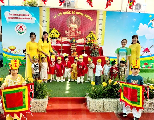 Các bé lớp sóc nâu tham gia lễ giỗ tổ các vua hùng