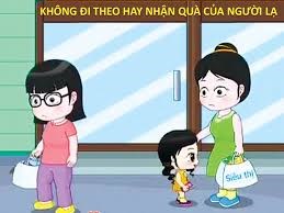 Không Đi Theo Hay Nhận Quà Của Người Lạ