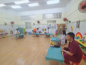 Khám sức khỏe định kỳ cho các bé trường Mầm non Tuổi Thơ 8