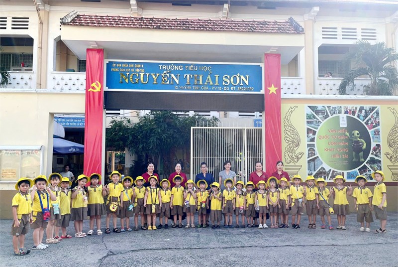 Các bé lớp Lá tham quan trường tiểu học Nguyễn Thái Sơn