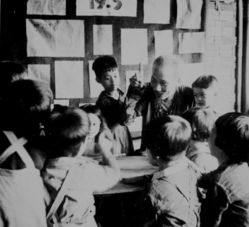 Bác Hồ đến thăm các cháu thiếu nhi trại nhi đồng tại Chiến khu Việt Bắc, năm 1950.