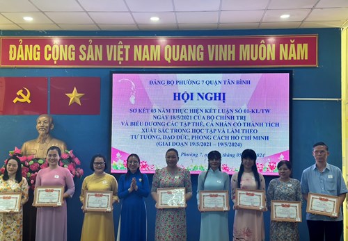 Chúc mừng đồng chí Phạm Luyện Huê Hường - Bí thư chi bộ và đồng chí Đặng Thị Vân Nhu - Chi ủy được Đảng ủy Phường 7 trao tặng bằng khen Có thành tích xuất sắc trong học tập và làm theo tư tưởng, đạo đức, phong cách Hồ Chí Minh giai đoạn 19/5/2021 - 19/5/2024